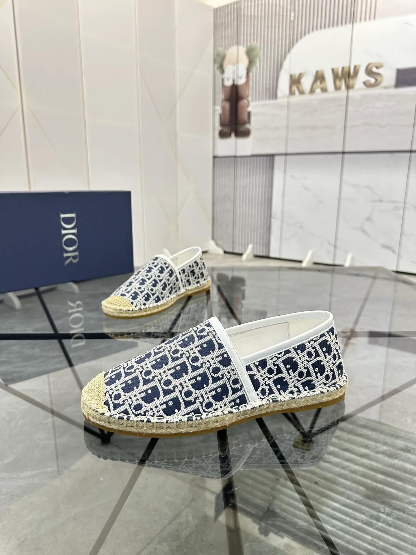 Men's shoes for sale 💰: 💰P400¥ Product trademark: Dior* "Dior*" low-top fisherman's shoes Regular size: 38-44 (can be customized to 37.45) Product materials: imported cowhide leather upper spliced ​​with original fabric, sheepskin lining, original outsole. Number: 1023